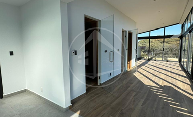 Residencia con IMPRESIONANTE jardín plano y espectacular vista Para Estrenar En Rancho San Juan