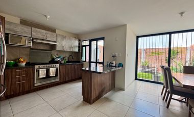 casa en venta sobre avenida en pozos ideal para casa habitación o negocio