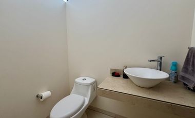 casa en venta sobre avenida en pozos ideal para casa habitación o negocio