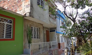 VENTA EXCELENTE CASA EN BARRIO BOSQUE NORTE DIVIDIDA EN 2 APTOS