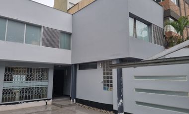 VENDO EXCELENTE LOCAL COMERCIAL EN AVENIDA IDEAL PARA EMPRESAS, CENTROS MEDICOS Y DENTALES, NEGOCIOS DIVERSOS.