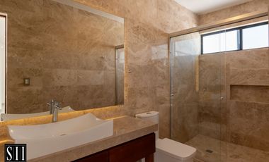Casa en Renta, La Vista Residencial 3 Recamaras Cada una con baño completo, t:225 m2  C: 318 m2