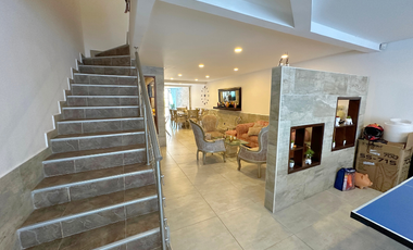 amplia casa a la venta con piscina en la vereda vanguardia