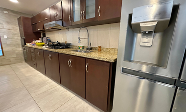 amplia casa a la venta con piscina en la vereda vanguardia