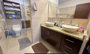 amplia casa a la venta con piscina en la vereda vanguardia