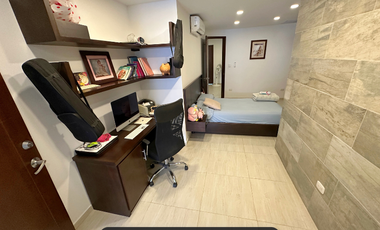 amplia casa a la venta con piscina en la vereda vanguardia