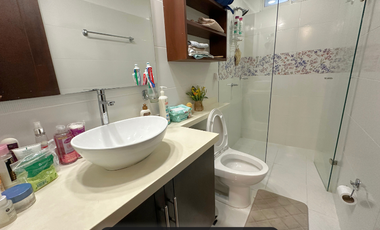 amplia casa a la venta con piscina en la vereda vanguardia