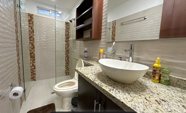 amplia casa a la venta con piscina en la vereda vanguardia