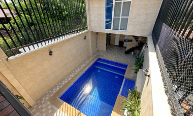 amplia casa a la venta con piscina en la vereda vanguardia