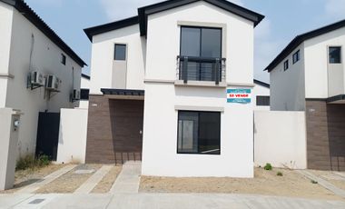 Casa por estrenar de venta en la Urbanización Los Prados, Vía a Salitre.