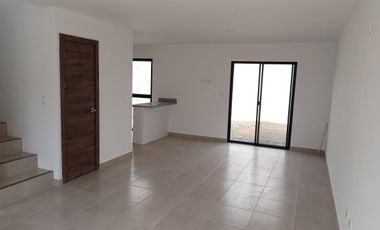 Casa por estrenar de venta en la Urbanización Los Prados, Vía a Salitre.