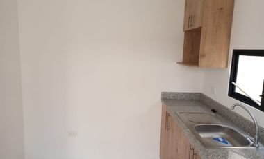 Casa por estrenar de venta en la Urbanización Los Prados, Vía a Salitre.