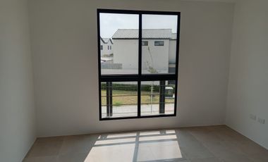 Casa por estrenar de venta en la Urbanización Los Prados, Vía a Salitre.