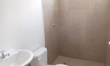 Casa por estrenar de venta en la Urbanización Los Prados, Vía a Salitre.