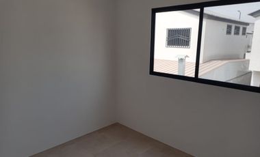 Casa por estrenar de venta en la Urbanización Los Prados, Vía a Salitre.