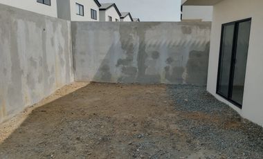 Casa por estrenar de venta en la Urbanización Los Prados, Vía a Salitre.