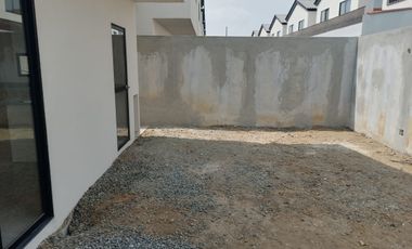Casa por estrenar de venta en la Urbanización Los Prados, Vía a Salitre.