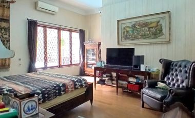 Dijual / Sewa Rumah Taman dengan Furnished Etnik di Cipete
