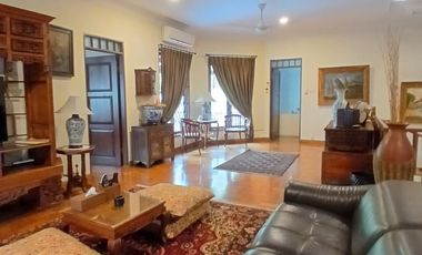 Dijual / Sewa Rumah Taman dengan Furnished Etnik di Cipete