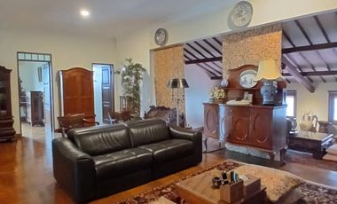 Dijual / Sewa Rumah Taman dengan Furnished Etnik di Cipete