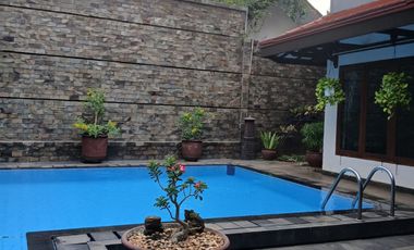 Dijual / Sewa Rumah Taman dengan Furnished Etnik di Cipete