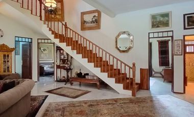 Dijual / Sewa Rumah Taman dengan Furnished Etnik di Cipete