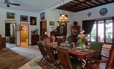 Dijual / Sewa Rumah Taman dengan Furnished Etnik di Cipete