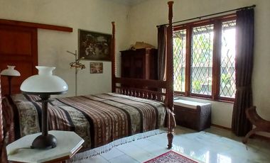Dijual / Sewa Rumah Taman dengan Furnished Etnik di Cipete