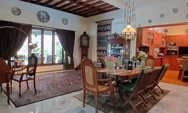 Dijual / Sewa Rumah Taman dengan Furnished Etnik di Cipete