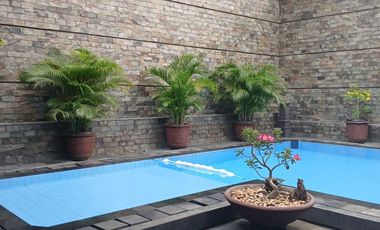 Dijual / Sewa Rumah Taman dengan Furnished Etnik di Cipete