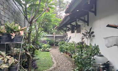 Dijual / Sewa Rumah Taman dengan Furnished Etnik di Cipete