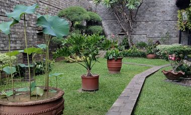 Dijual / Sewa Rumah Taman dengan Furnished Etnik di Cipete