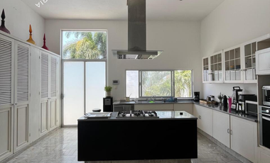 Preciosa casa en venta de 4 recámaras con alberca dentro de la Ciudad de Mérida