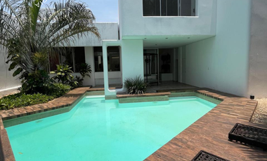 Preciosa casa en venta de 4 recámaras con alberca dentro de la Ciudad de Mérida
