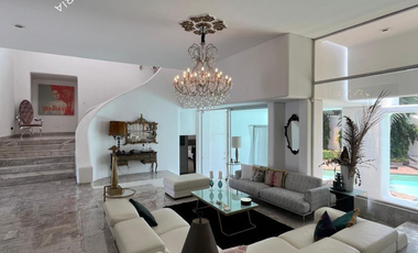 Preciosa casa en venta de 4 recámaras con alberca dentro de la Ciudad de Mérida