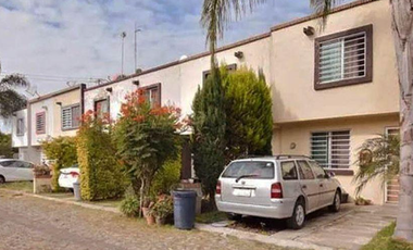 CASA EN REMATE EN QUINTANOVA RESIDENCIAL CON 3 HABITACIONES