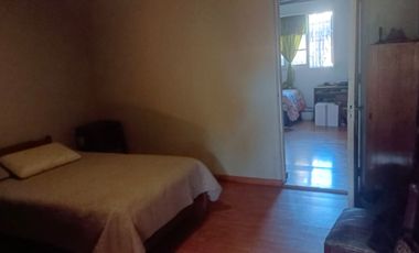 Venta amplio terreno con dos casas con acceso independiente