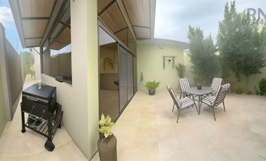 Alquiler - departamento Puerto Azul planta baja - 3 dormitorios -  4 baños -  sala de estar y terraza - 2 parqueos