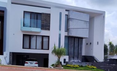 Residencia de lujo venta o renta,  en Fracc La Rioja, al sur de la ciudad