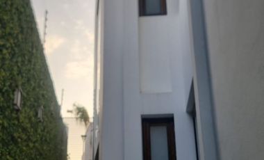 Residencia de lujo venta o renta,  en Fracc La Rioja, al sur de la ciudad