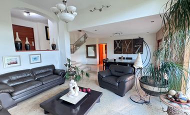 CASA EN VENTA EN LAS CAÑADAS