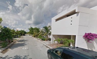 VENTA HERMOSA CASA EN PLAYA DEL CARMEN A UNOS MINUTOS DE LA PLAYA !!