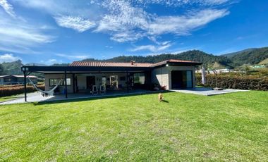 Casa para la venta en condominio cerrado en La Ceja