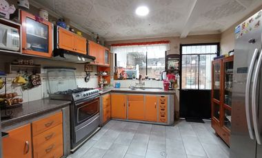 EDIFICIO DE TRES DEPARTAMENTOS MAS CASA EN VENTA EN UN SOLO PREDIO, Cerca a Universidad Politécnica