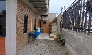 EDIFICIO DE TRES DEPARTAMENTOS MAS CASA EN VENTA EN UN SOLO PREDIO, Cerca a Universidad Politécnica