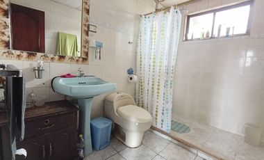 EDIFICIO DE TRES DEPARTAMENTOS MAS CASA EN VENTA EN UN SOLO PREDIO, Cerca a Universidad Politécnica