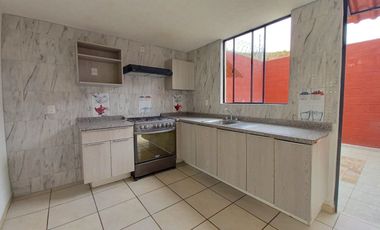 CASA EN RENTA FRAC. LAS TERRAZAS, JUNTO A PERIFERICO SUR, PARQUE INDUSTRIAL LA LLAVE Y CERCANIA CON EL AEROPUERTO.