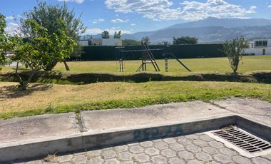 Terreno en Venta en la Prestigiosa Urbanización Algarrobos, Puembo