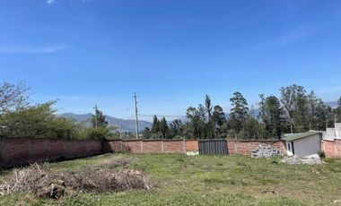 Terreno en Venta en la Prestigiosa Urbanización Algarrobos, Puembo