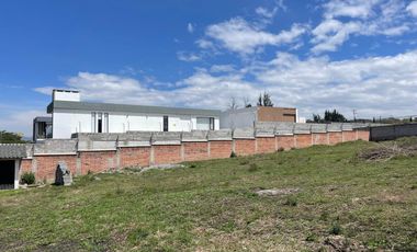 Terreno en Venta en la Prestigiosa Urbanización Algarrobos, Puembo